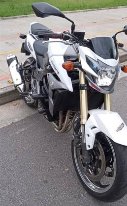 SUZUKI GSR 750 